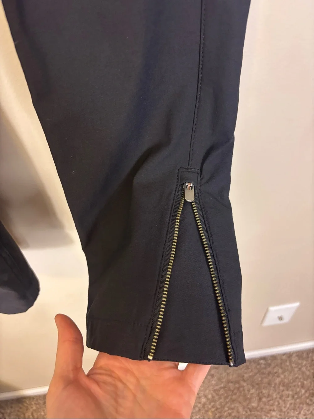 Athleta Black Zip-Detail Pockets and Bottom Performance Pants Women’s 4